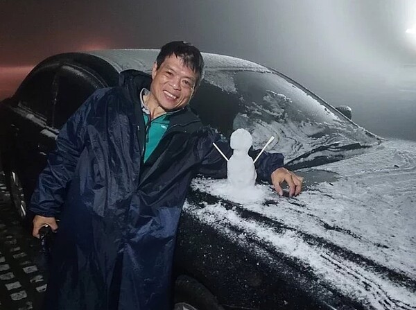 合歡山武嶺今凌晨2時許開始降雪，斷續下到凌晨3時許，遊客開心收集雪霜堆小雪人。圖／取自「臺灣追雪團」群組，游伯朗提供
