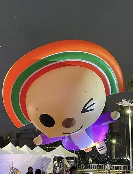 高雄大氣球遊行暌違兩年回歸,但高雄夢時代壓軸明星「OPEN將」今天傍晚才剛遊行完疑就「叛逃」。圖/翻攝自臉書「高雄大小事」