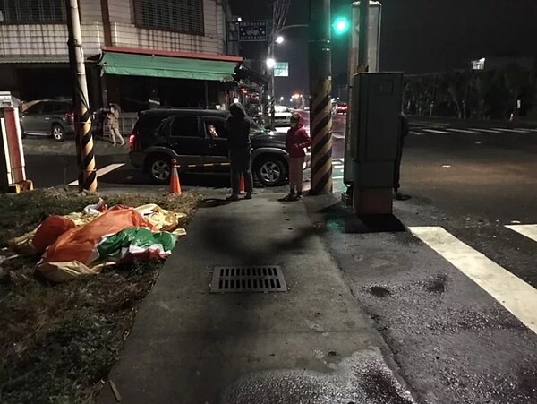 今晚9時許,有網友反映,OPEN 將已在高雄市大寮區華中南路與潮寮路口被民眾尋獲,但只剩下一堆皮,警方獲報到場確認真的是OPEN將的殘破身軀。記者陳弘逸/翻攝