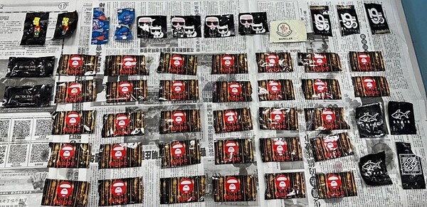 22歲謝姓男子吸食毒咖啡後沖馬桶滅證,造成大樓管線阻塞,共清出50包毒咖啡包。記者王燕華/翻攝