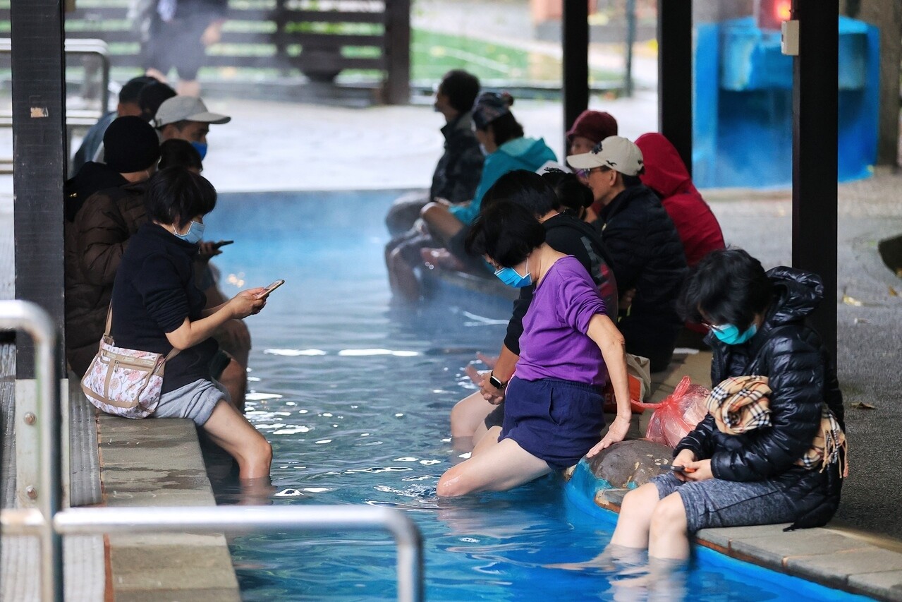 寒流南下，各地氣溫明顯下降，民眾到公園溫泉泡腳池泡腳，讓身體暖呼呼。記者林伯東／攝影 