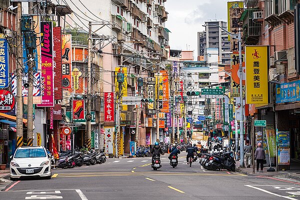 明志路是泰山重要的商圈,發展已久,機能完善。圖/明志書苑提供