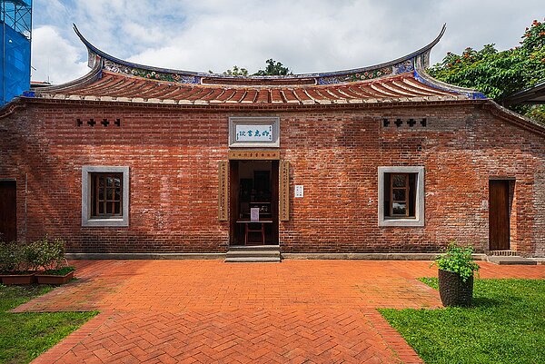 明志路上的三級古蹟「明志書院」。圖/明志書苑提供