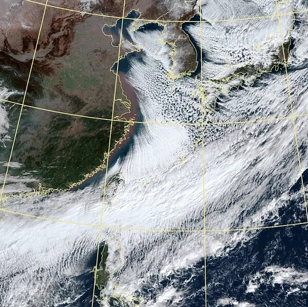 冷空氣流經暖海面,小積雲排列發展隨風飄動,排列成串的雲型稱為雲街。圖/取自鄭明典臉書