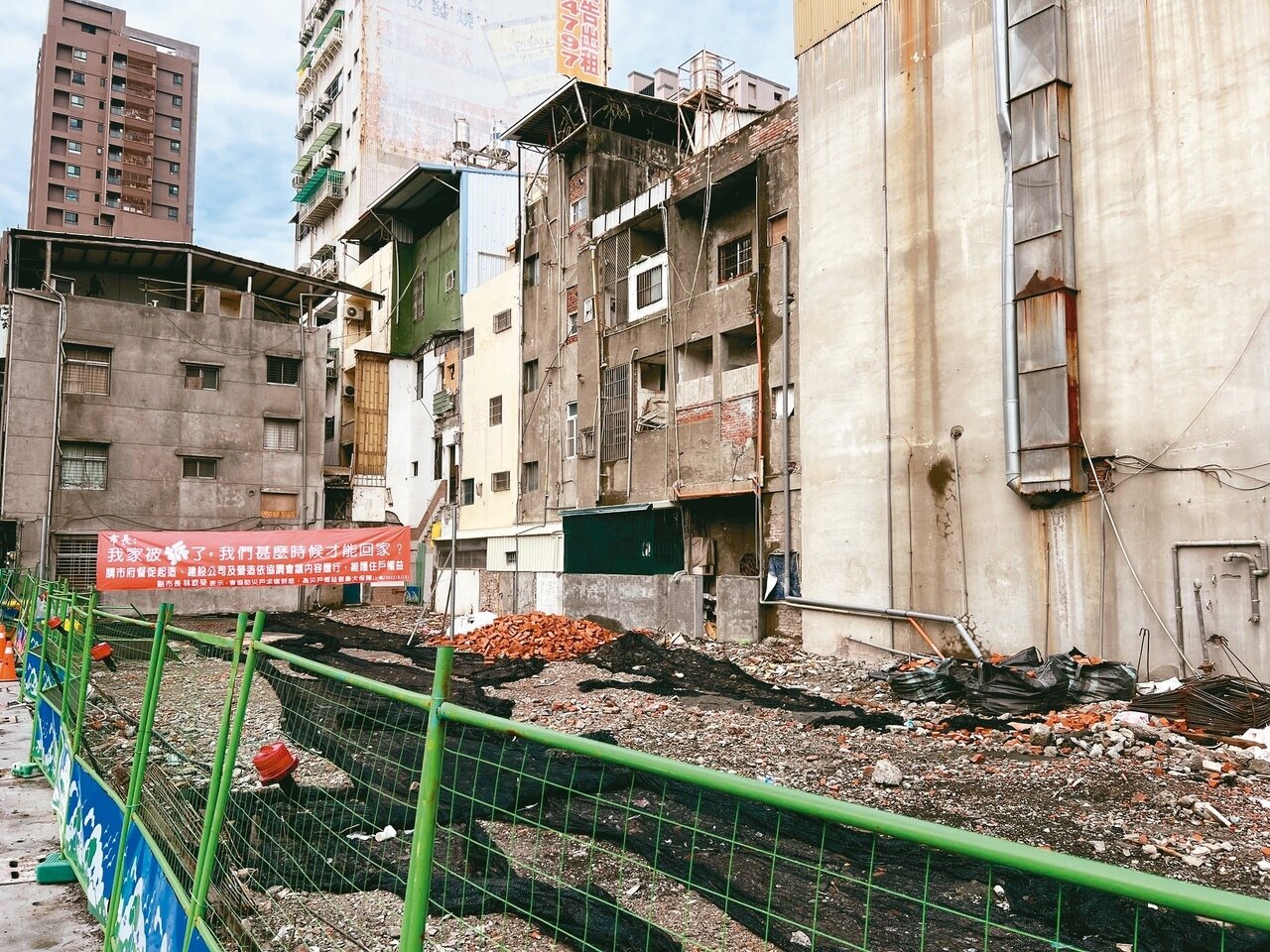 受災戶在原址拉起醒目的紅色布條，向高雄市長陳其邁喊話。記者張議晨／攝影 