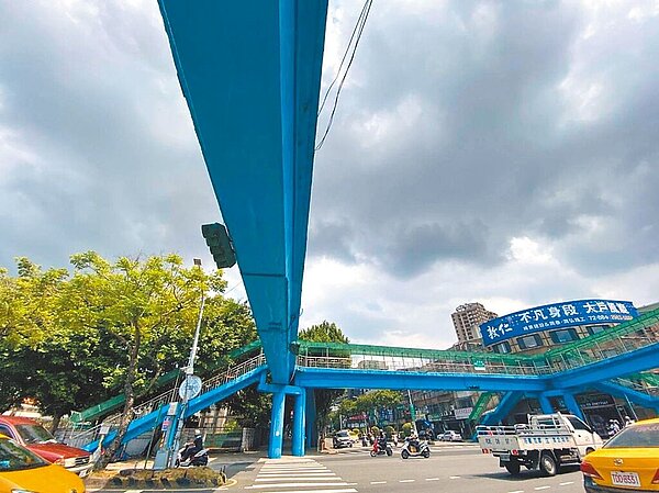 新北市三重明志人行陸橋因交通政策轉變,使用率下降,新北市養工處17日將橋梁拆除完畢,同時也是新北市長侯友宜任內拆除的第36座橋梁。(新北市政府工務局提供/呂健豪新北傳真)