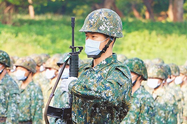 有關役期延長議題,軍方官員認為,政府應會在年底前宣告,圖為2022年陸軍步兵302旅開訓典禮。(軍聞社)