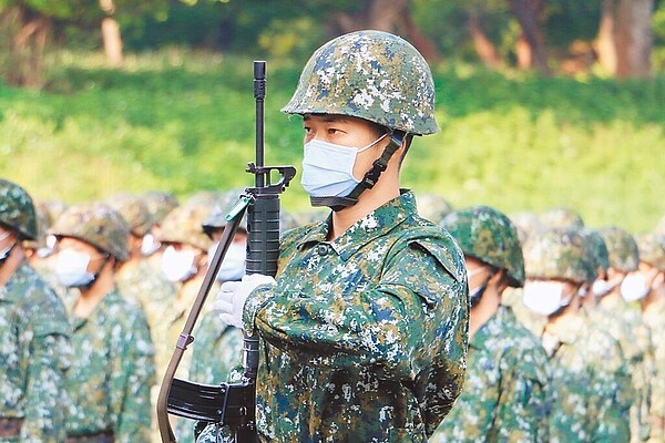 有關役期延長議題，軍方官員認為，政府應會在年底前宣告，圖為2022年陸軍步兵302旅開訓典禮。（軍聞社）