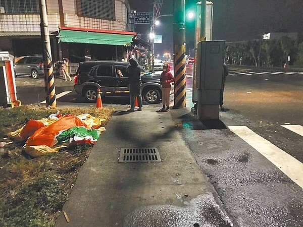 OPEN將造型氣球最後在約18公里遠的大寮區華中南路與潮寮路口被發現,但已殘破不堪。(翻攝照片/洪靖宜高雄傳真)