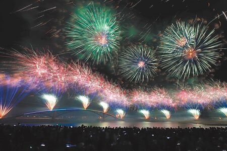 
花火節是澎湖特色觀光慶典，每年都吸引相當多的觀光客。（本報資料照片）
