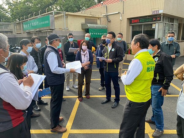 立委莊競程與市議員曾朝榮合作，爭取打通台電用地，衛道中學前人行道安全無阻。圖／曾朝榮服務處提供