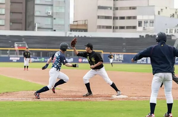 新竹市成德高中棒球隊與全日本大學軟式野球聯盟近日在新竹棒球場交手,都對球場表示肯定。 圖/新竹市政府提供