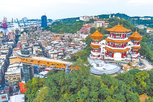 橋式起重機造型的「基隆塔」即將完工，將成為台灣海洋國門重要地標。（基隆市政府提供／張志康基隆傳真）