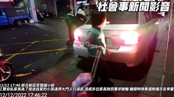 違停轎車倒退準備離開時，差點撞到1名路過的女學童。圖／翻攝社會事新聞影音
