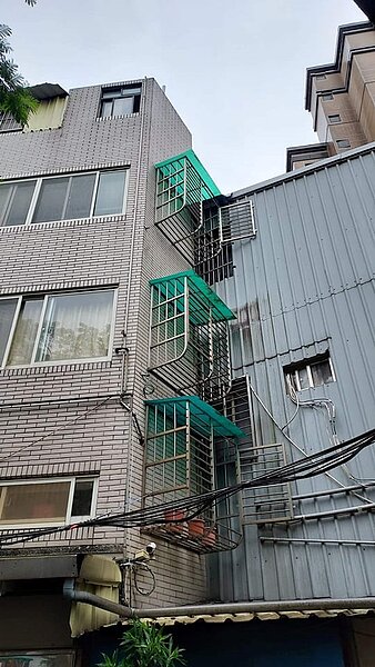 網友笑稱是9¾窗台,3鐵窗均不見窗戶。圖/翻攝自臉書社團《路上觀察學院》