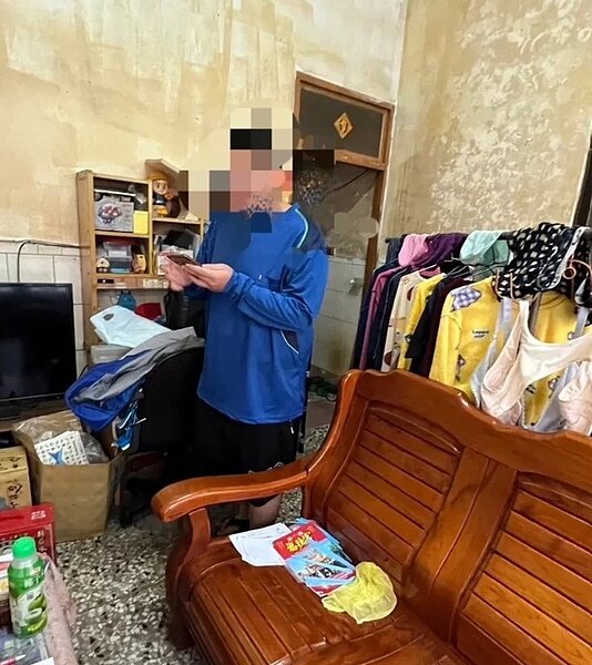 彰化縣伸港鄉一對分別讀高三17歲及國一13歲的許姓兄妹,父親住院、母親車禍亡故,祖母最近過世還未出殯,租屋到期,處境堪憐,圖為讀國一的妹妹在租屋處。圖/縣議員賴清美提供