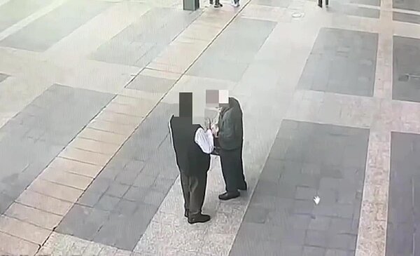 3名印度籍男子在台北市南港展覽館外搭訕民眾,涉嫌以魔術手法猜中被害人挑選數字後宣稱會算命,強索「算命費」得手3千元。記者李奕昕/翻攝