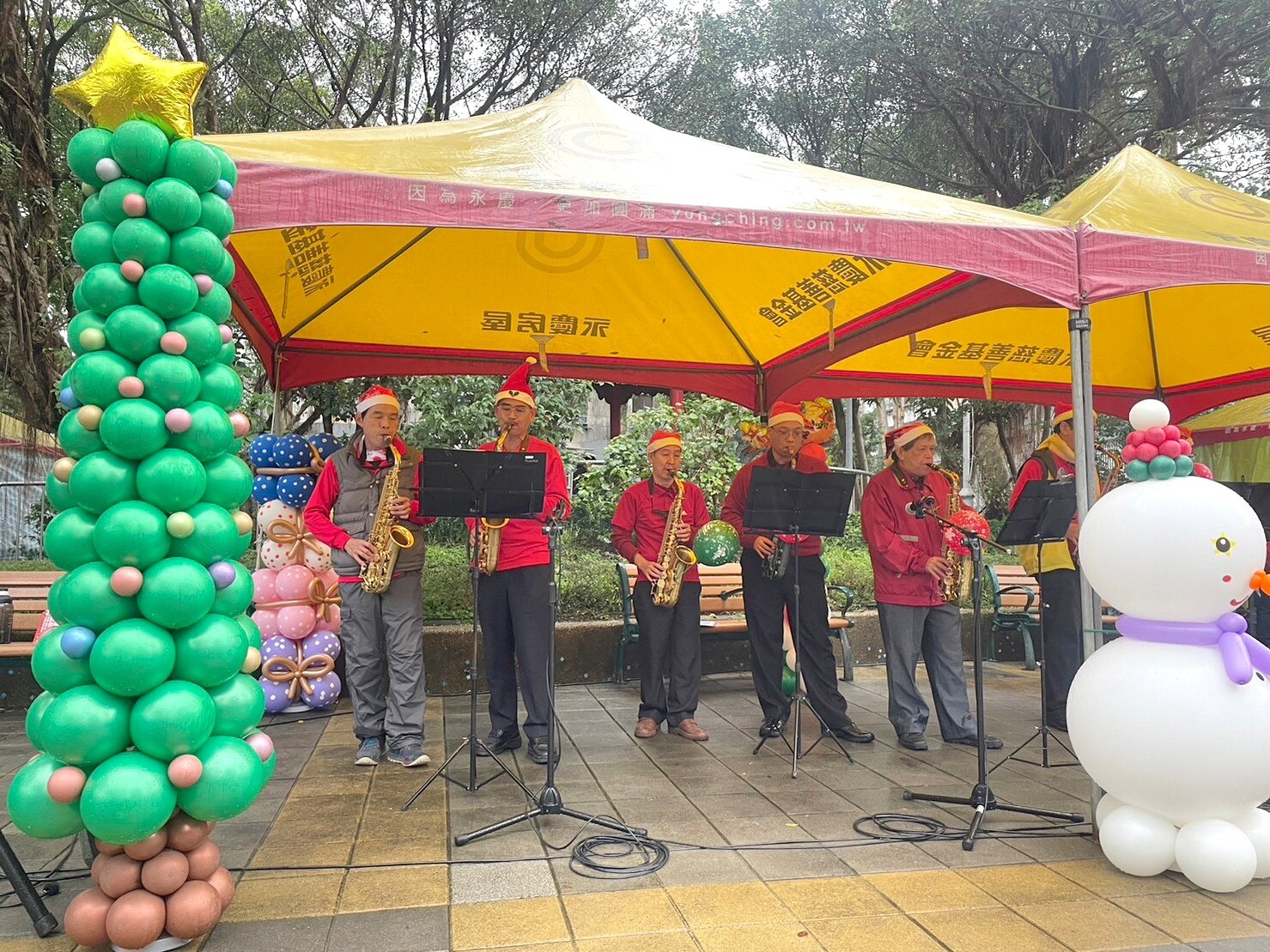 活動包含精彩的音樂表演、美味點心分享,在地好鄰居永慶房屋熱情贊助活動的帳篷。圖/永慶房產集團提供