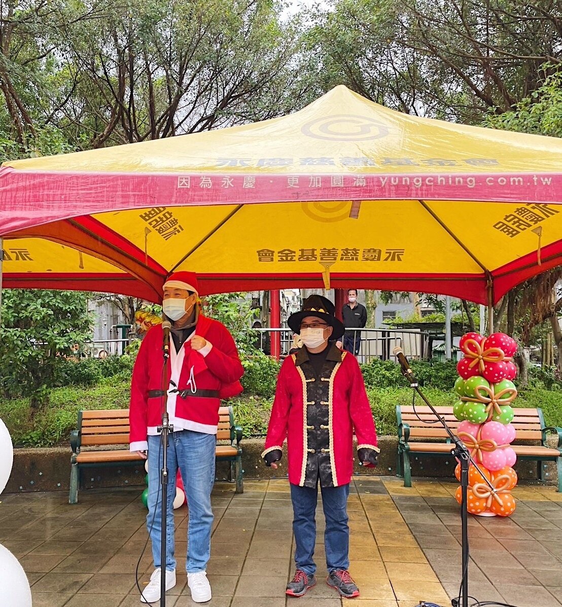 信義區四維里劉耀平里長和費鴻泰立法委員與相關團體舉辦聖誕聯歡會。圖/永慶房產集團提供