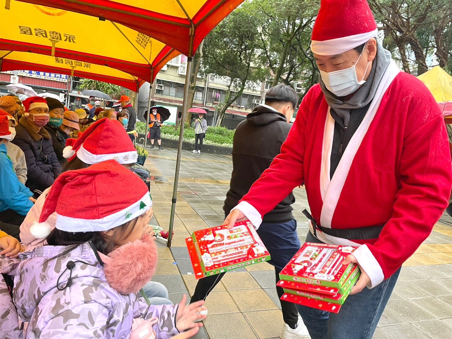 費鴻泰立法委員贈送精美聖誕禮物給里民們,陪伴大朋友、小朋友一起歡慶聖誕節。圖/永慶房產集團提供