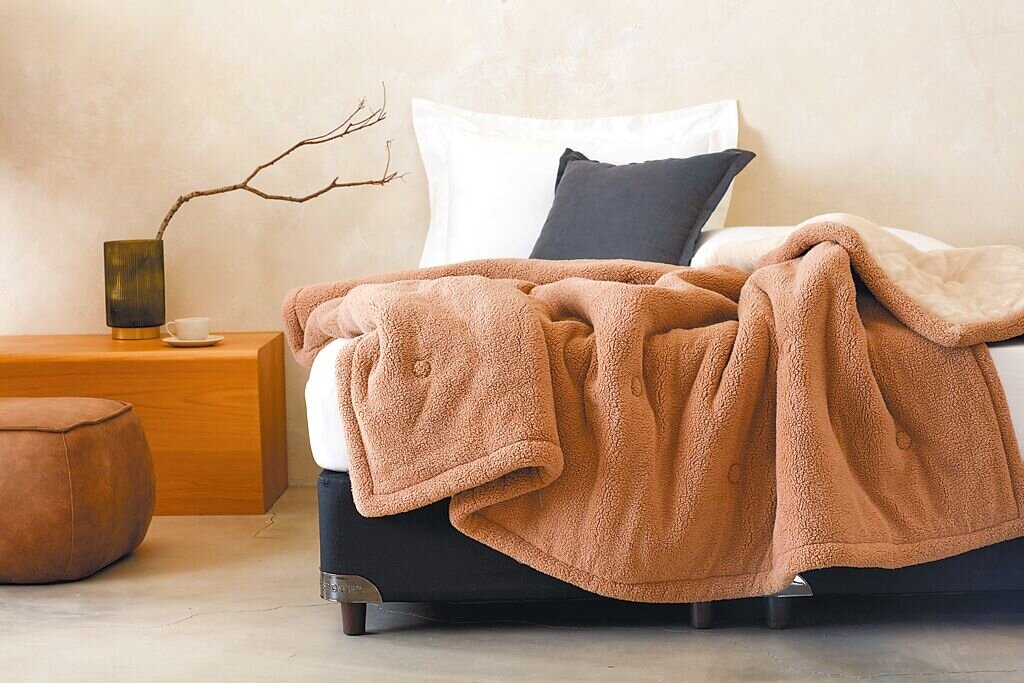 HOLA的warm touch石墨烯毛絨雙面毯是系列銷售冠軍,1680元。(HOLA提供)