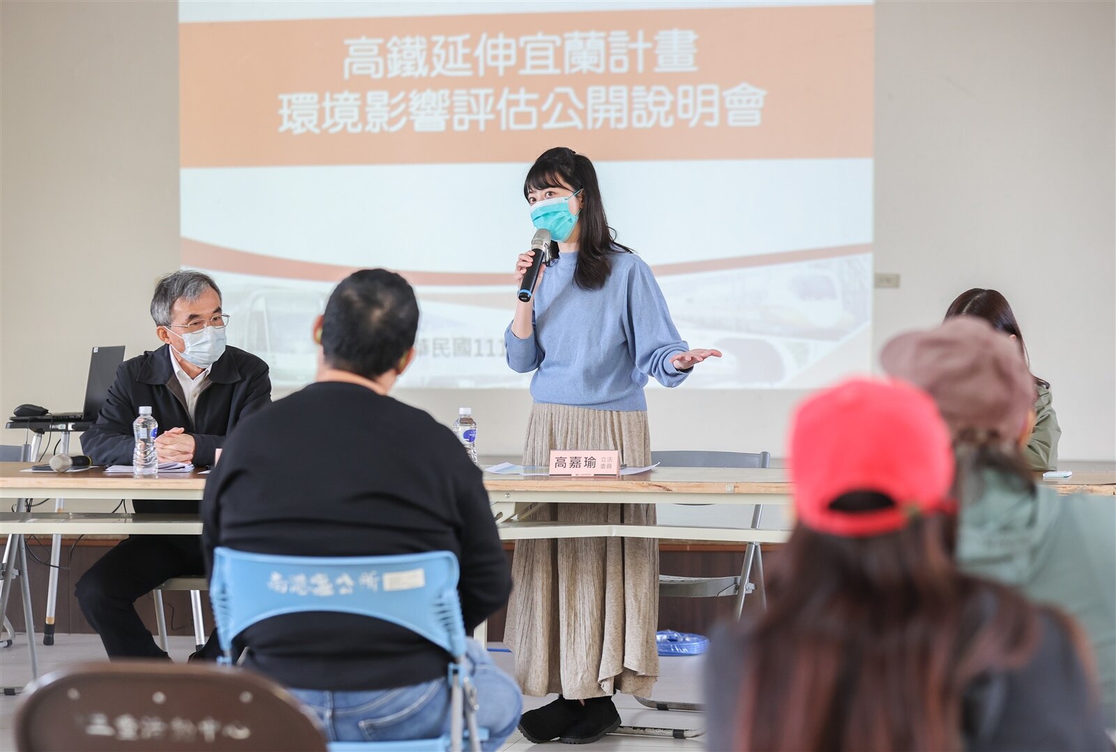 民進黨立委高嘉瑜(右)出席高鐵延伸宜蘭計畫環評說明會,為南港居民反應意見。記者余承翰/攝影