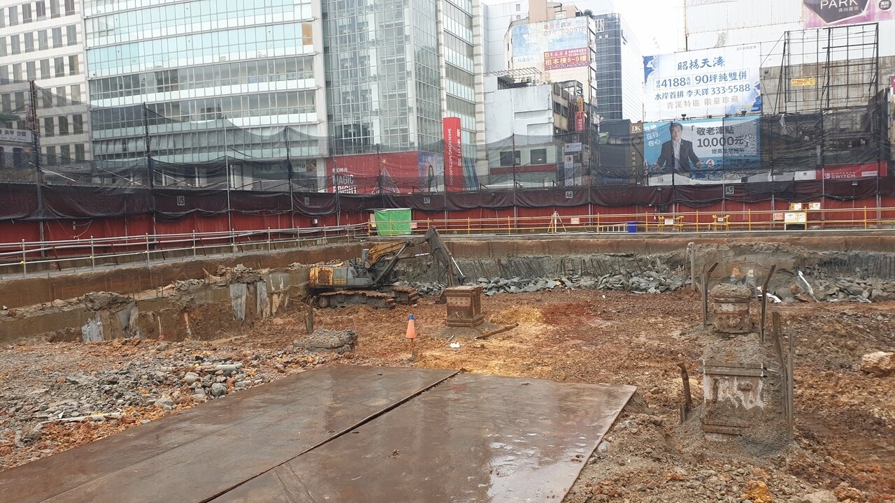 桃園捷運棕線年底拚行政院綜合規畫過關無望,未來仍規畫和台鐵桃園站、捷運綠線GC07站共構,07站正在施工。記者鄭國樑/攝影