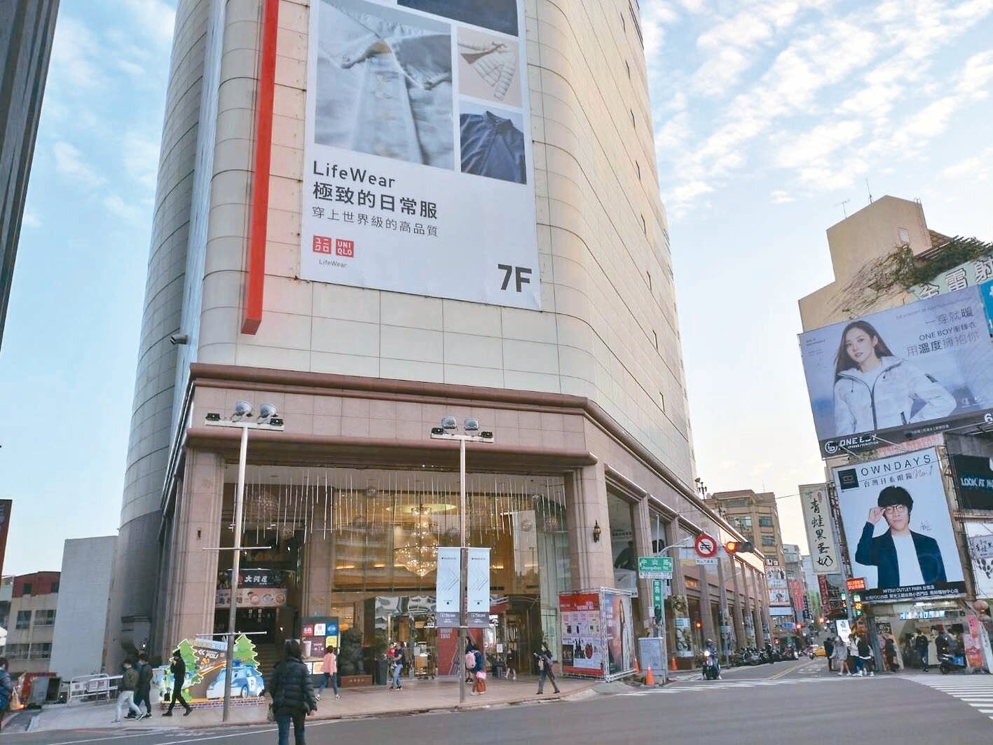 台南中西區的新光三越中山店,坐落的土地每坪約114萬元,第6度蟬連全市地王。記者鄭惠仁/攝影