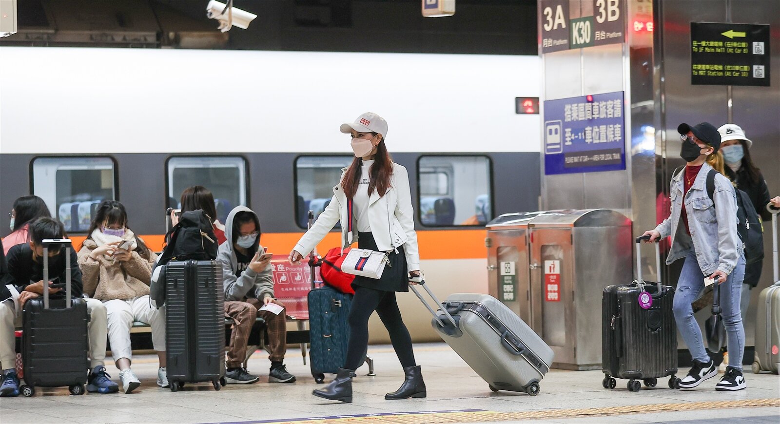 春節連假返鄉搶票,可用信用卡買票享優惠。本報資料照片