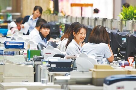 
年關將至，公股銀行今年獲利表現亮眼，前11月獲利交出漂亮的成績單，除了年底的年終獎金上看6、7個月之外，部分公股銀行也考慮調整員工薪資，調薪幅度甚至達到3％。此為示意圖。（本報資料照片）
