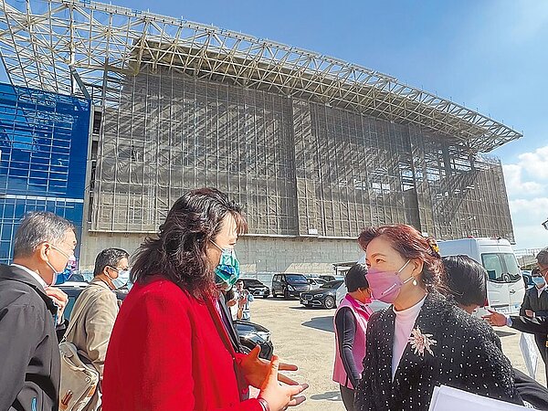 產業界代表向經濟部長王美花(右)表達,對台中會展中心的迫切需求,呼籲中央與地方政府盡速推動。(林欣儀攝)