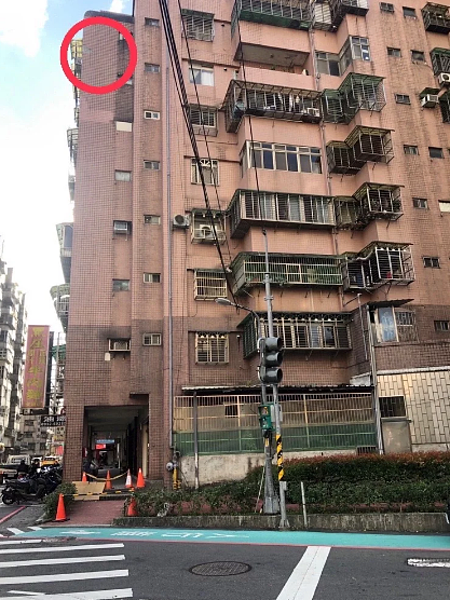 新北市新店區昨天中午發生磁磚掉落案,一名男子被8層樓高的掉落磁磚砸中頭部,所幸沒有生命危險。記者翁至成/翻攝