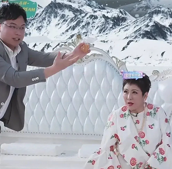 向太陳嵐（右）首度直播帶貨。圖／摘自抖音