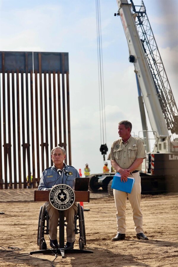 德州州長艾伯特（左）宣布將恢復在德州與墨西哥邊界修建圍牆。(Greg Abbott臉書)