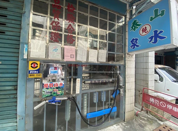 不少民眾對自來水之品質存有疑慮,而前往加水站購水做為家庭飲水使用。聯合報資料照片