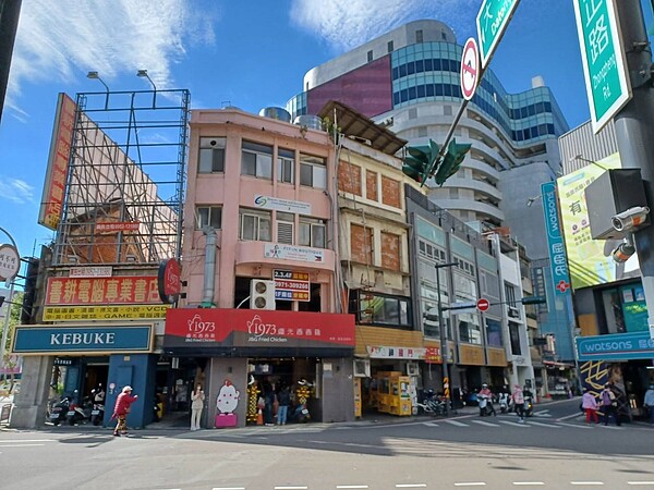 新竹市最高地價宗地「地王」仍由新竹火車站前中正路與大同路口角地蟬聯,每坪約164萬元與去年持平。圖/市府提供