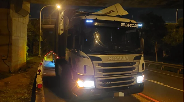 國道3號中和交流道匝道入口,今天凌晨發生車禍,一輛工程車施工時,吊籃遭聯結車撞擊,2名工人骨折送醫。記者翁至成/翻攝