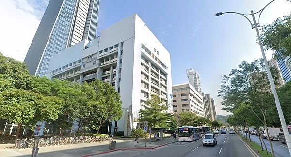 北市府財政局與南山人壽在舊信義區行政大樓辦理土地點交作業,南山人壽將啟動本棟信義區地標性建物興建之動工準備。圖/取自google maps