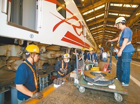 
台鐵樹林調車場內修護廠員工檢修普悠瑪列車。（陳怡誠攝）
