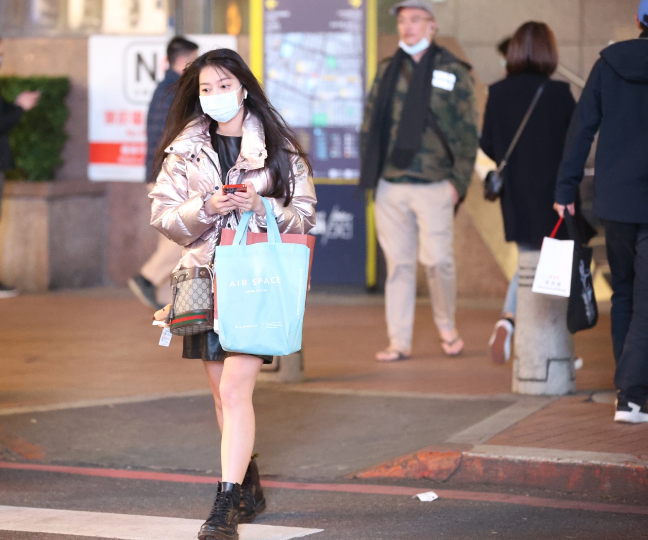台北市近來低溫寒風吹，民眾外出全身包著厚重冬衣抵禦寒風。記者陳正興／攝影 