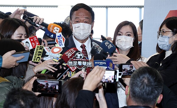 永齡基金會創辦人郭台銘(左)與夫人曾馨瑩昨出席台大醫院癌醫分院四周年院慶,批評BNT疫苗採購事宜。記者侯永全/攝影