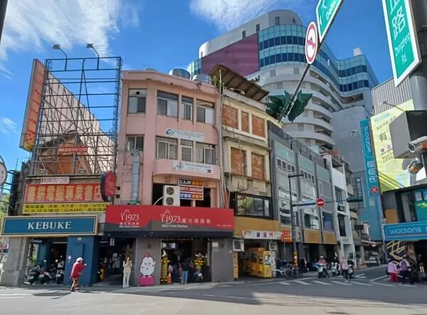 新竹市「地王」仍由新竹火車站前中正路與大同路口角地蟬聯,每坪約164萬元與去年持平。圖/市府提供