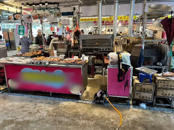 新北市鶯歌區魏姓攤商，不知瓦斯罐漏氣，使用完噴燈隨手放到爐火旁，卻引火爆燃，所幸送醫沒有生命危險。記者曾伯愷／翻攝