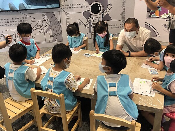 孩童參加新北市府大廳的兒藝節活動,與市長侯友宜一起作畫。圖/新北人事處提供