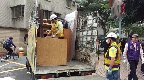 台北市至明年1月19日止,開放大型廢棄物提前預約免費收運。圖/台北市政府環保局提供