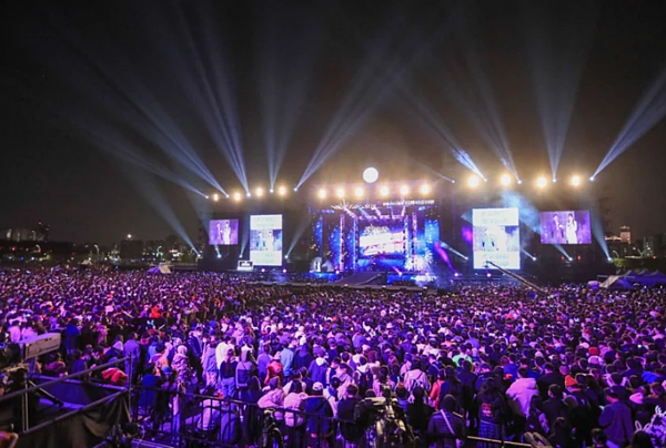 中市府鑒於梨泰院踩踏事件,今年首次將「防採踏計畫」,納入跨年晚會規畫中。圖為2022年台中跨年晚會/台中市政府提供