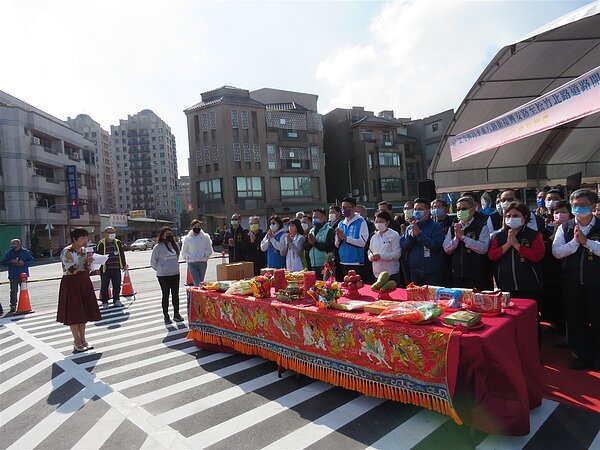 台中市政府完成北屯區昌平東八路銜接興安路至松竹北路道路開闢,上午舉行完工祈福典禮。記者黃寅/攝影