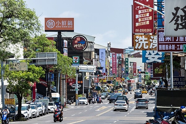 自住客入住溪東，可享重劃區的筆直道路與優質環境，且生活機能已成形，不用等待。圖／業者提供