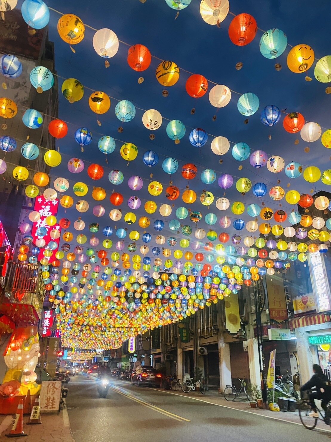 雲林縣斗六市太平老街及市區高空燈區昨天啟燈，展至明年3月31日。記者陳苡葳／攝影 