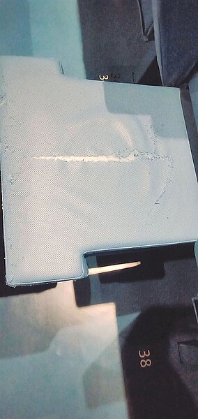 台北表演藝術中心座椅使用環保材質,今年3月試營運期間被發現座椅殘破不堪,北藝預計明年逐步更換1500張座椅材質。(台北市議員鍾佩玲研究室提供/楊亞璇台北傳真)